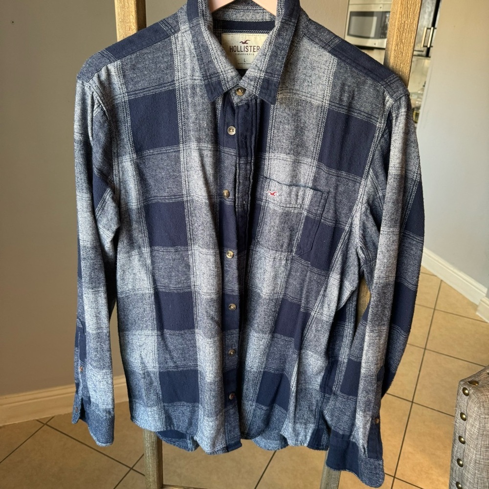 Hollister Men Flannel button up long sleeve 
Top size Large 
In great condition